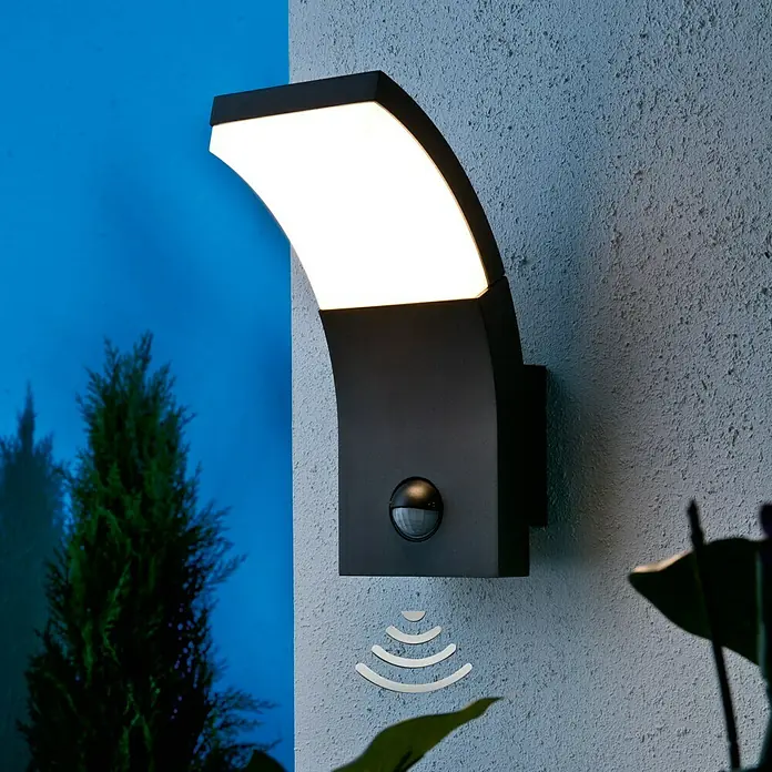 Starlux LED-Sensor-Außenwandleuchte Vincenza - 7 W, L x B x H: 122 x 84 x 190 mm, Silbergrau, Opal, Warmweiß - Stimmungsaufnahme