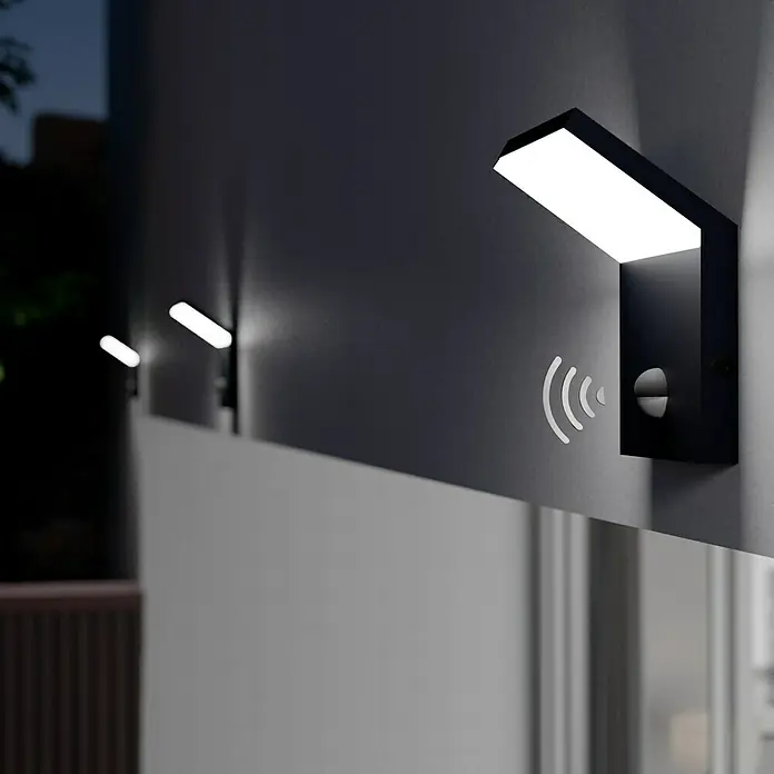 Starlux LED-Sensor-Außenwandleuchte Genova - 9,5 W, L x B x H: 105 x 100 x 164 mm, Silbergrau, Opal, Warmweiß - Stimmungsaufnahme
