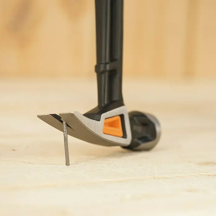 Fiskars Universalhammer XL - Gewicht Kopf: 570 g, Länge: 390 mm - Anwendungsbeispiel