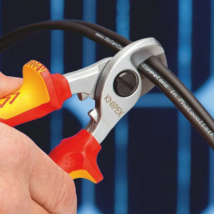 Knipex Kabelschere - Länge: 165 mm, VDE geprüft - Anwendungsbeispiel