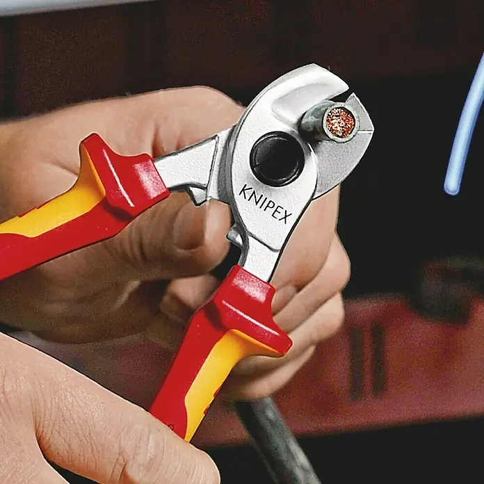 Knipex Kabelschere - Länge: 165 mm, VDE geprüft - Anwendungsbeispiel