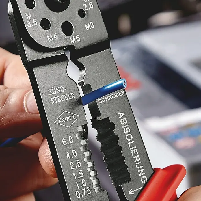 Knipex Crimpzange - Länge: 240 mm, Material Griff: Mehrkomponenten-Hülle, Geeignet für: Isolierte Kabelschuhe und Steckverbinder von 0,5 - 6,0 mm² - Anwendungsbeispiel