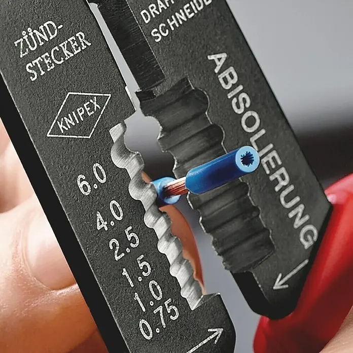 Knipex Crimpzange - Länge: 240 mm, Material Griff: Mehrkomponenten-Hülle, Geeignet für: Isolierte Kabelschuhe und Steckverbinder von 0,5 - 6,0 mm² - Anwendungsbeispiel