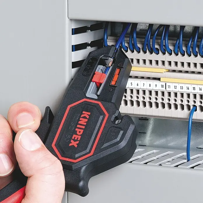 Knipex Abisolierzange - Länge: 180 mm, Material Griff: Kunststoff - Anwendungsbeispiel