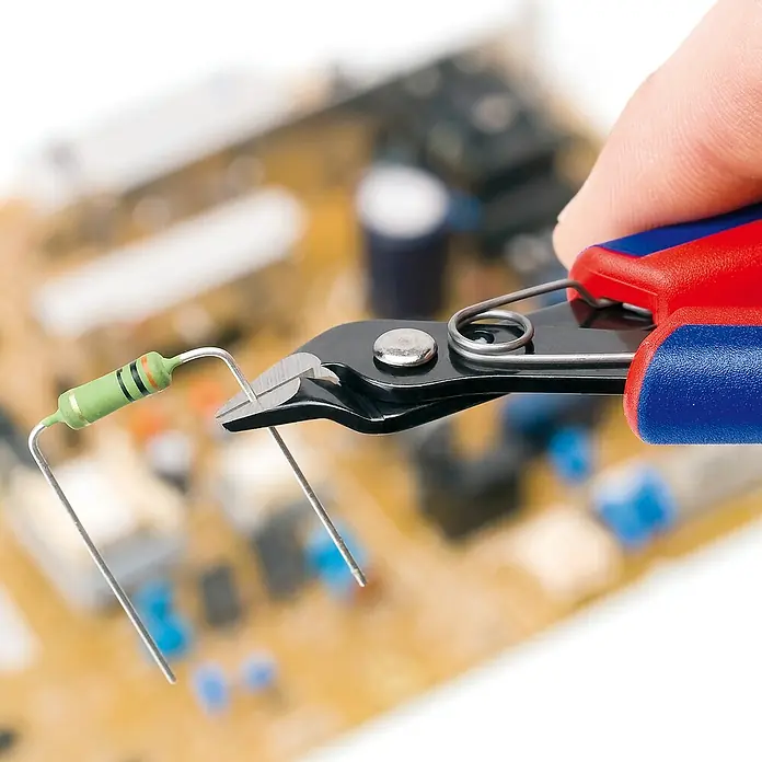 Knipex Drótcsupaszító Super-Knips - Hosszúság: 125 mm, Fogantyú anyaga: Többkomponensű tok - Használati példa