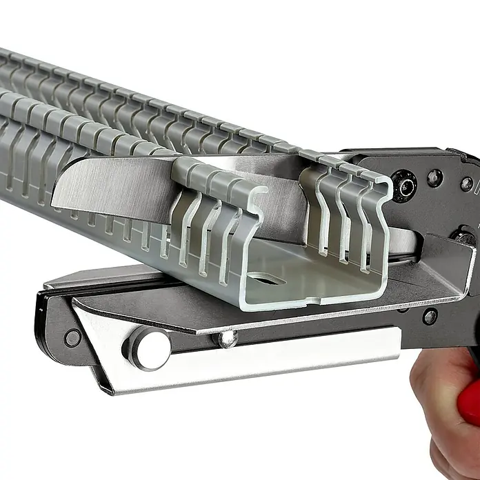 Knipex Schere - Geeignet für: Kunststoffprofile, Schnittlänge: 110 mm - Anwendungsbeispiel