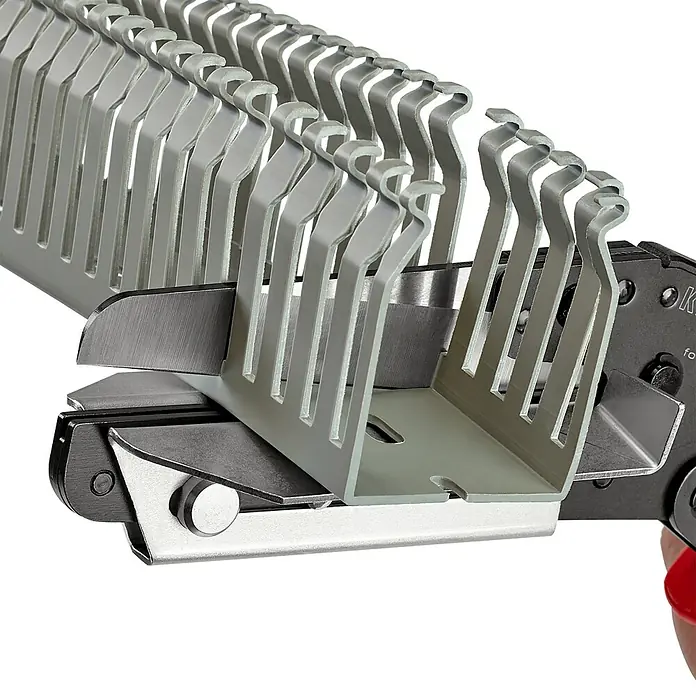 Knipex Schere - Geeignet für: Kunststoffprofile, Schnittlänge: 110 mm - Anwendungsbeispiel