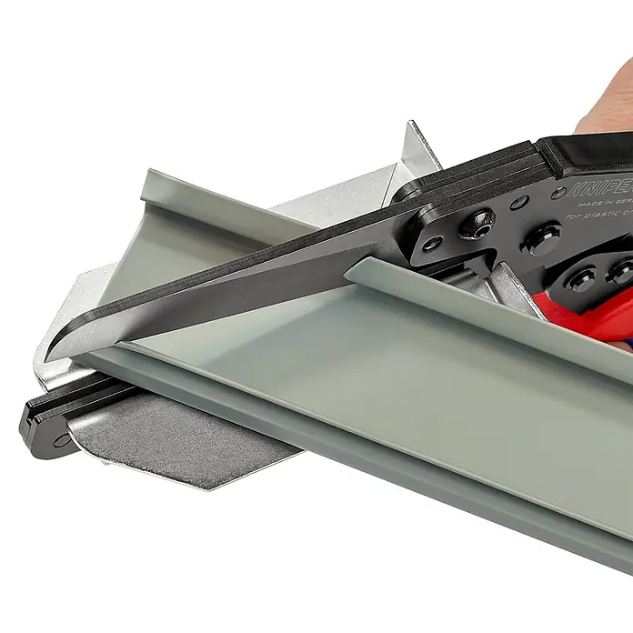 Knipex Schere - Geeignet für: Kunststoffprofile, Schnittlänge: 110 mm - Anwendungsbeispiel