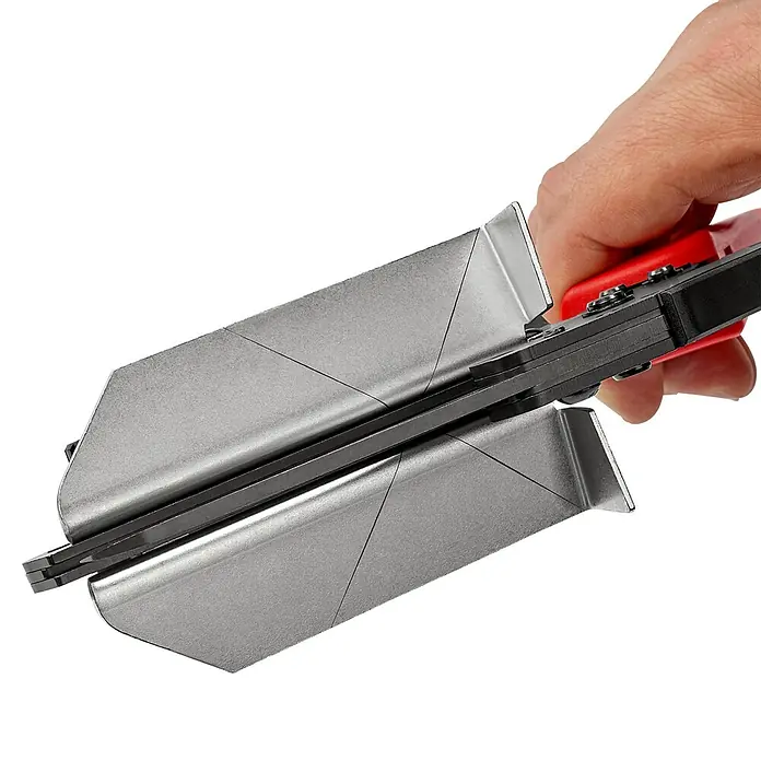 Knipex Schere - Geeignet für: Kunststoffprofile, Schnittlänge: 110 mm - Anwendungsbeispiel