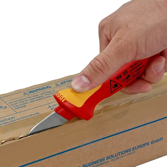 Knipex Kabelmesser - Schneide, Klingenlänge: 50 mm - Anwendungsbeispiel