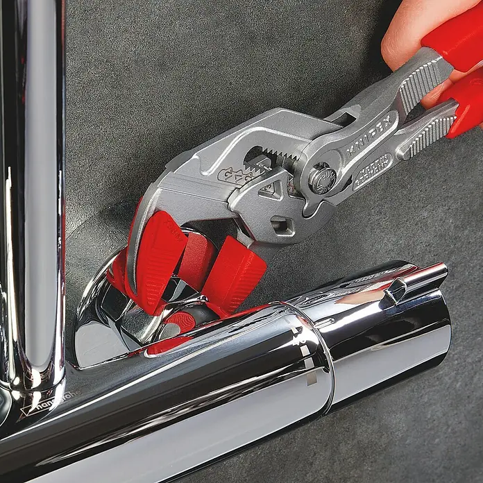 Knipex Zangenschlüssel - Greifkapazität Muttern: 46 mm, Vernickelt, Kunststoff überzogen - Anwendungsbeispiel