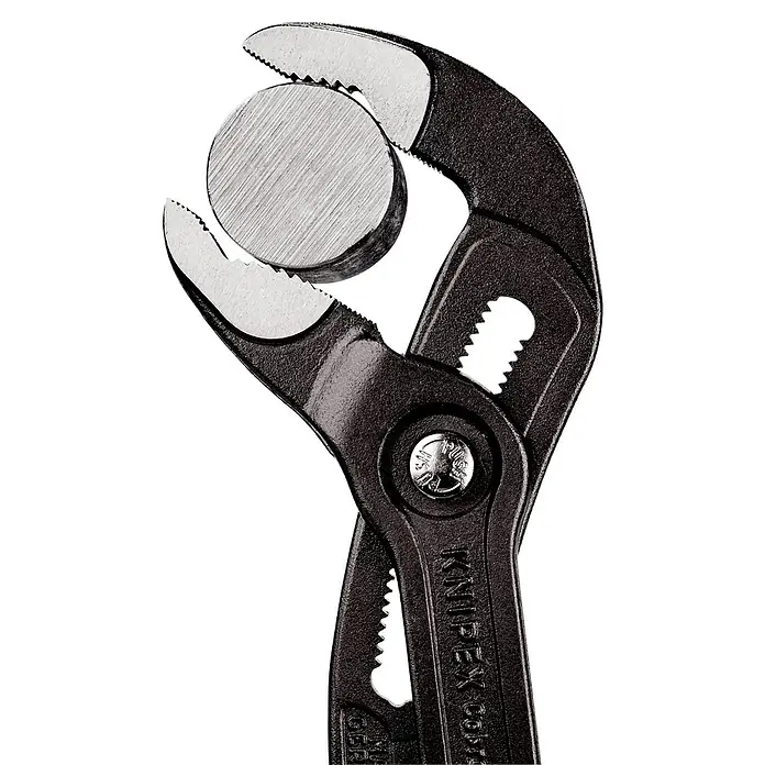 Knipex Vízpumpa fogó Cobra - Hosszúság: 300 mm - Használati példa