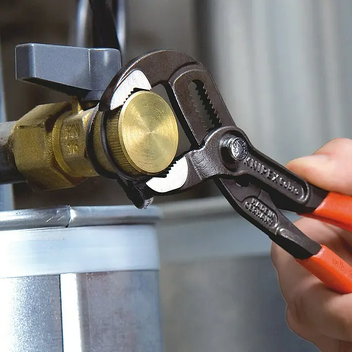 Knipex Vízpumpa fogó Cobra - Hosszúság: 250 mm - Használati példa