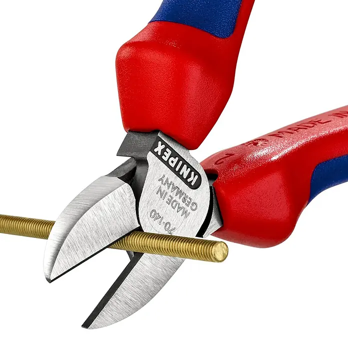 Knipex Oldalvágó - Hosszúság: 140 mm, Többkomponensű tok, Polírozott - Használati példa