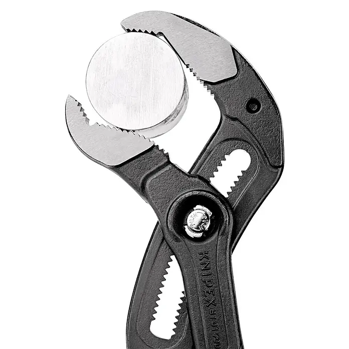 Knipex Vízpumpa fogó Cobra XL - 3 ½″, Hosszúság: 445 mm - Használati példa