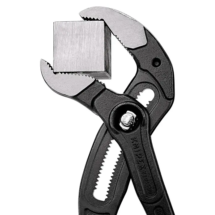 Knipex Vízpumpa fogó Cobra XL - 3 ½″, Hosszúság: 445 mm - Használati példa
