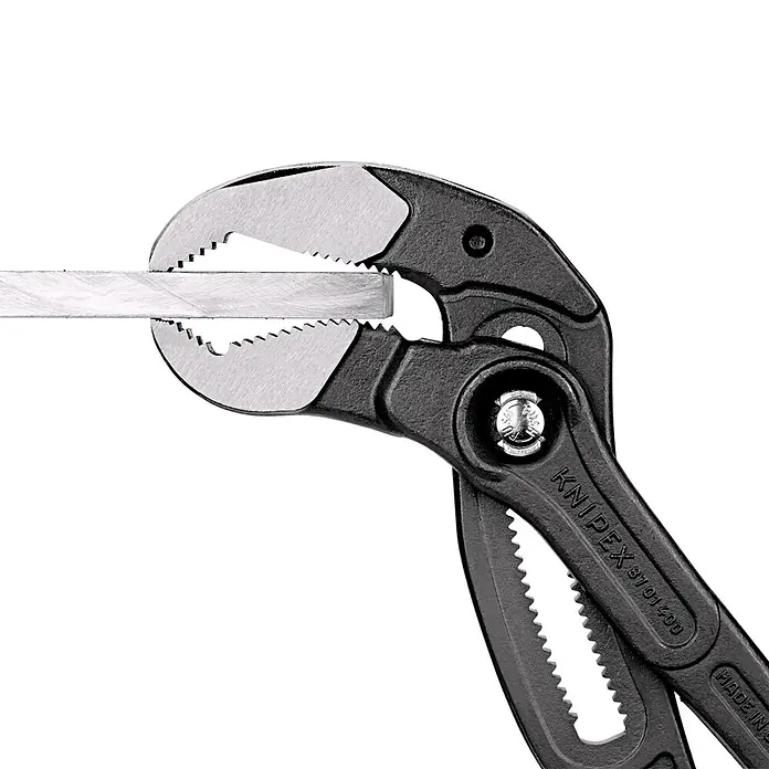 Knipex Vízpumpa fogó Cobra XL - 3 ½″, Hosszúság: 445 mm - Használati példa