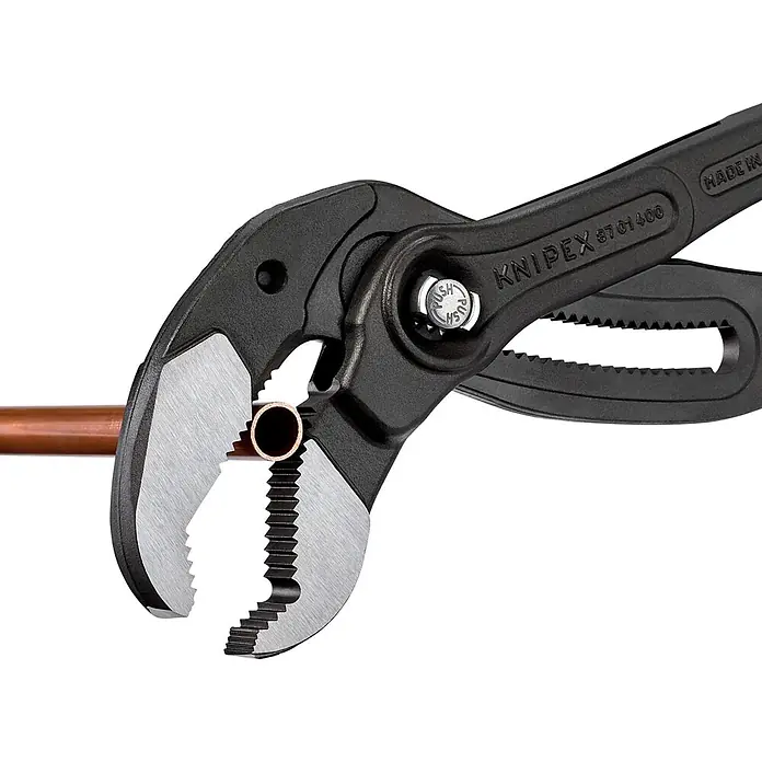 Knipex Vízpumpa fogó Cobra XL - 3 ½″, Hosszúság: 445 mm - Használati példa