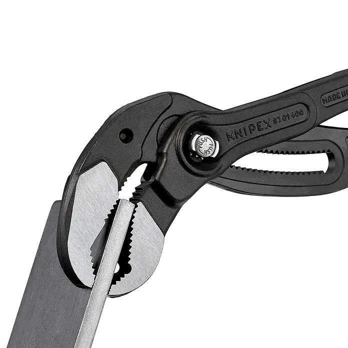 Knipex Vízpumpa fogó Cobra XL - 3 ½″, Hosszúság: 445 mm - Használati példa