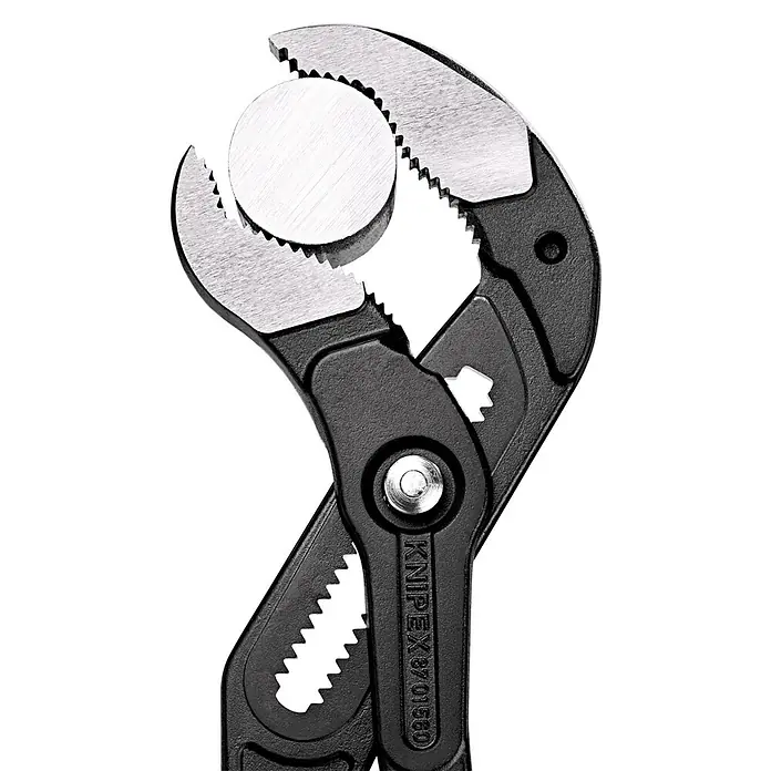 Knipex Vízpumpa fogó Cobra XXL - 4 ½″, Hosszúság: 560 mm - Használati példa