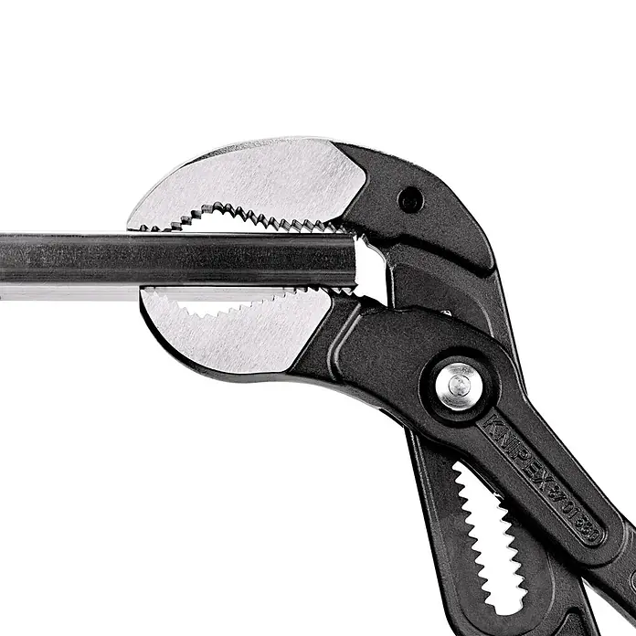 Knipex Vízpumpa fogó Cobra XXL - 4 ½″, Hosszúság: 560 mm - Használati példa