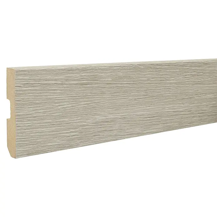 LOGOCLIC Zócalo Roble Ferik - 2,2 m x 15 mm x 80 mm - Primer plano