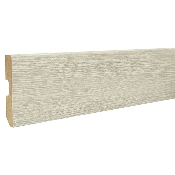 LOGOCLIC Zócalo Roble Ferrara - 2,2 m x 15 mm x 80 mm - Primer plano