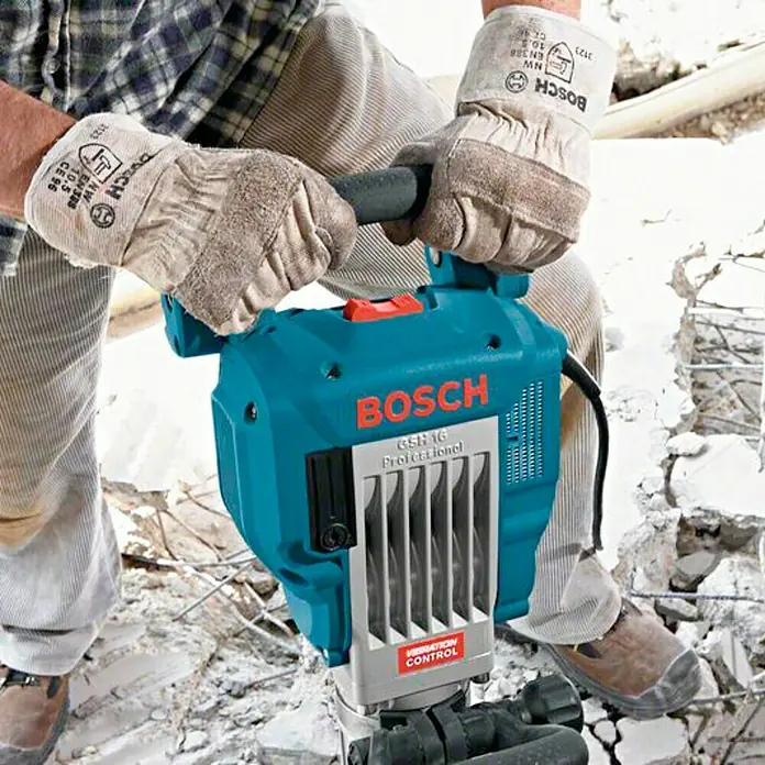 Bosch Professional Martillo demoledor GSH 16 30 - 1.750 W, 41 J, Alojamiento: HEX 30 mm - Producto en uso