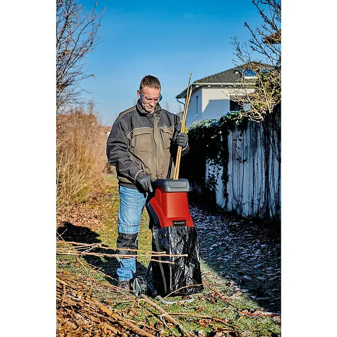 Einhell Elektrische meshakselaar GC-KS 2540 - 2.500 W, Max. takdikte: 40 mm - Toepassingsvoorbeeld