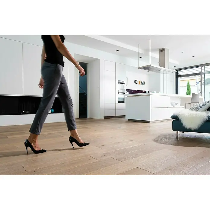 V33 Barniz para parquet Ultra resistente - Incoloro, Satinado, 750 ml, Base solvente - Producto en uso