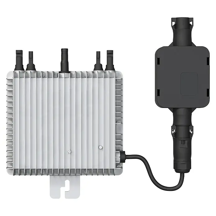 Balkonkraftwerk E-SL-BK-800 - B x H: 113,4 x 3 mm, Nennleistung: 840 W - Abbildung eines weißen Solarpanel-Optimierers mit schwarzem Anschlusskabel und Stecker für Solaranlagen.