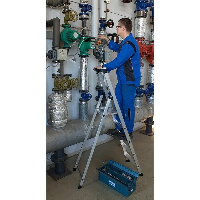 Krause Monto Stufenstehleiter Solido - Arbeitshöhe: 3,05 m, Anzahl Tritte: 5 Stufen, Tiefe Stufen: 80 mm, Aluminium - Anwendungsbeispiel