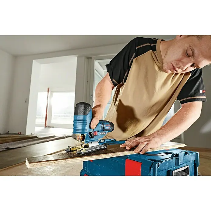 Bosch Professional Akku-Stichsäge GST 12V-70 L-Boxx - 12 V, Ohne Akku, Leerlaufhubzahl: 1.500 - 2.800 Hübe/min - Anwendungsbeispiel