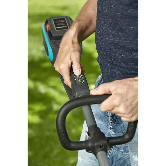 Gardena PowerCut Akumulatorski trimer Li-40/30 - 40 V, Litij-ionska, 1 baterija, Širina reza: 30 cm - Proizvod u upotrebi