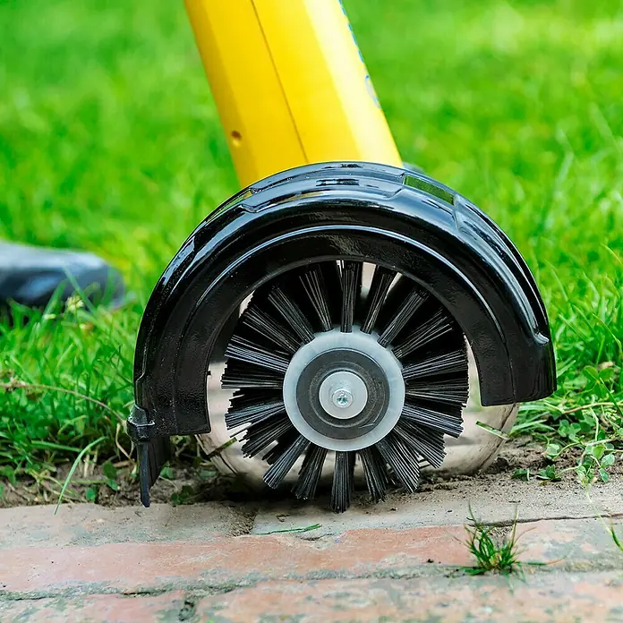 Gloria Trimer za rub travnjaka Cut & Brush - Namijenjeno za: Gloria Multibrush četka za čišćenje poda speedcontrol - Proizvod u upotrebi