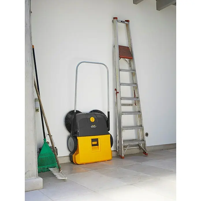 Stiga Handkehrmaschine SWP 577 - Flächenleistung: 3.000 m²/h, Arbeitsbreite: 770 mm mit Seitenbesen, Behältervolumen: 50 l - Stimmungsaufnahme
