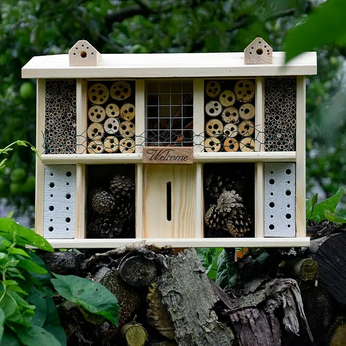Dobar Insektenhotel Landsitz-Superior - 47 x 12,5 x 34 cm, Kiefer - Stimmungsaufnahme