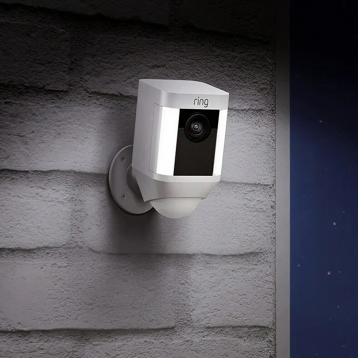 Ring Überwachungskamera Spotlight Cam Battery - Weiß, Akku, 2 Wege Kommunikation, IP64 - Anwendungsbeispiel