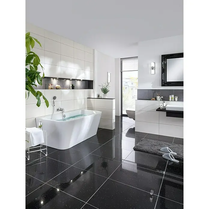 Camargue Freistehende Badewanne Buena Vista - 180 x 80 cm, Mittig, Sanitäracryl, Weiß - Elegantes Badezimmer mit freistehender Badewanne, schwarzen Fliesen und stilvoller Beleuchtung für ein luxuriöses Ambiente.