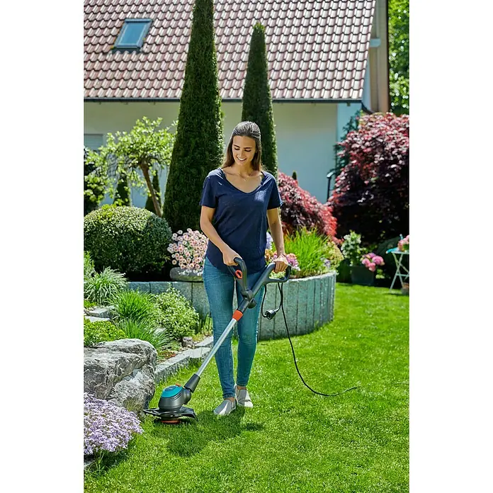 Gardena Električni trimer za travu EasyCut 450/25 - 450 W, Širina reza: 25 cm - Proizvod u upotrebi