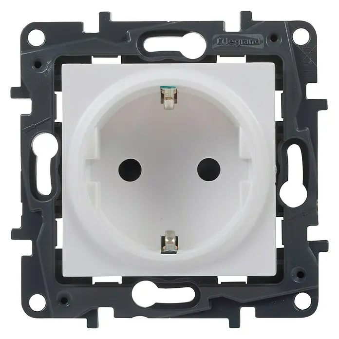 Legrand Niloé Step Enchufe - Blanco, 2 Polos + Toma Tierra, Plástico, Montaje en la pared