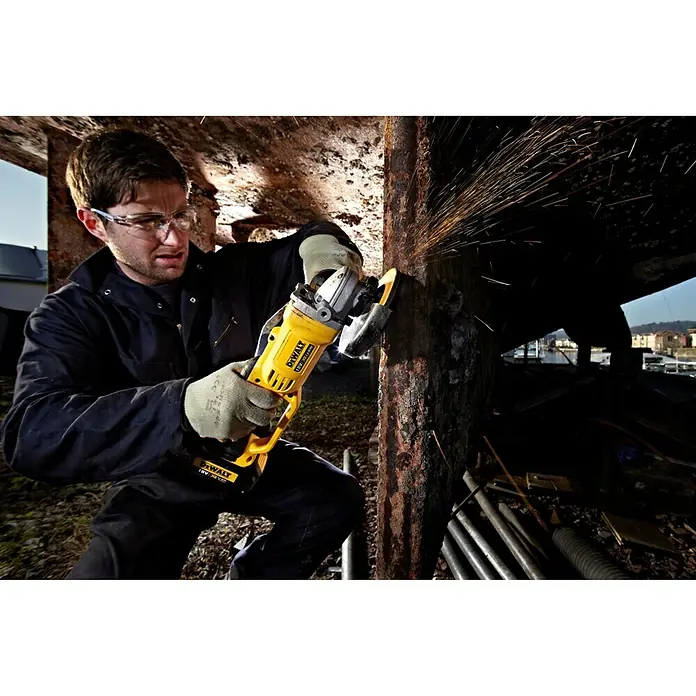 Dewalt XR Akku-Winkelschleifer DCG412M2 - 18 V, 2 Akkus, 4 Ah, Durchmesser Scheibe: 125 mm - Anwendungsbeispiel