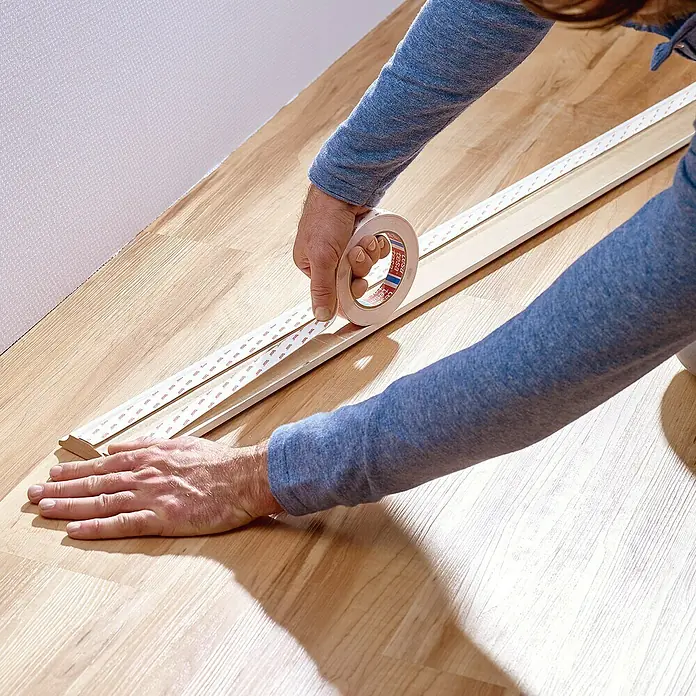 Tesa Montageband - Geeignet für: Tapeten, Belastbarkeit: 10 kg/m, 1,5 m x 19 mm - Anwendungsbeispiel