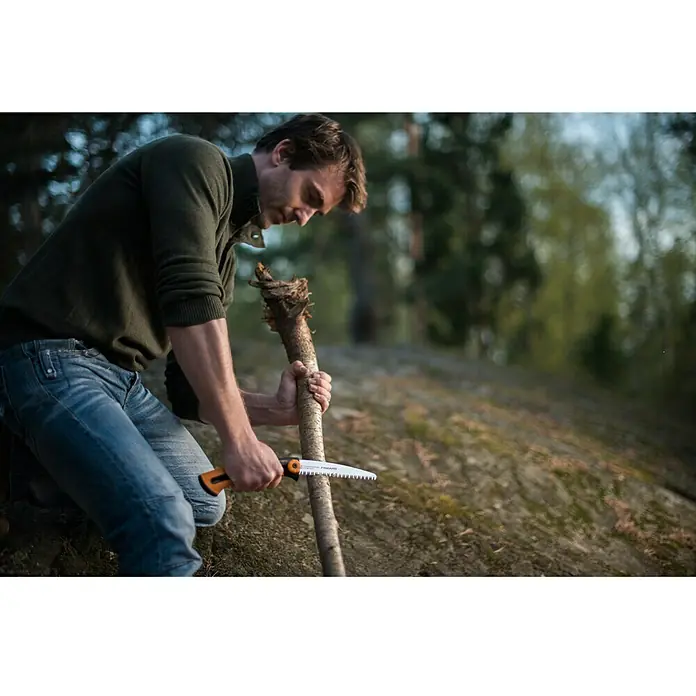 Fiskars Ručna pila Xtract SW73 - Duljina: 22,5 cm, Ozubljenje: Grubo, Prikladno za: Svježe drvo - Proizvod u upotrebi