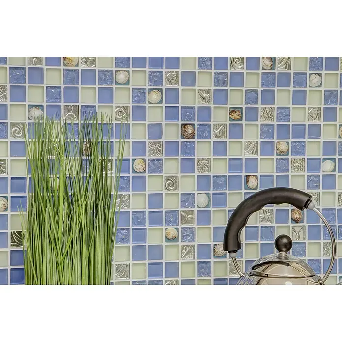 Mosaikfliese Crystal XCM 8OP8 - 30 x 30 cm, Blau, Glänzend - Nahaufnahme der Glasmosaikfliesen mit maritimem Muster, perfekt für Küche oder Bad. Dekoratives Design mit Pflanzen und Wasserkocher.