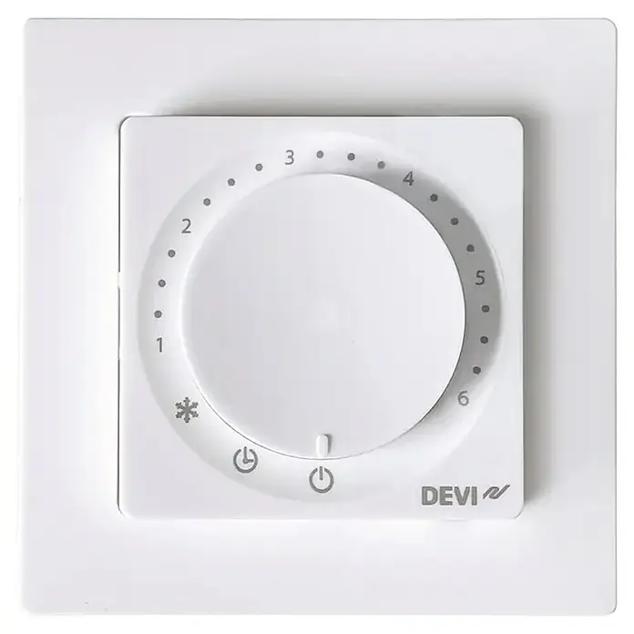 Thermostat - L x B x H: 8,5 x 8,5 x 2,4 cm, Geeignet für: Fußbodenheizungen - Nahaufnahme eines weißen DEVI-Thermostats mit Temperaturregler für ein modernes Heizsystem.