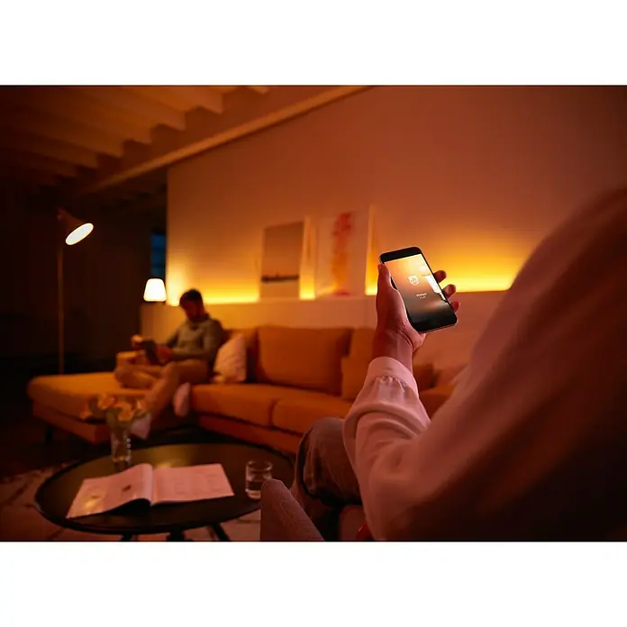 Philips Hue Pack bombillas LED Kit con mando a distancia - 10 W, E27, RGBW, Temperatura de color ajustable - Producto en uso