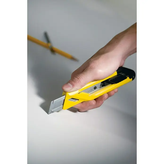 Stanley Cuttermesser Easy Cut - 18 mm, Abbrechklinge - Anwendungsbeispiel