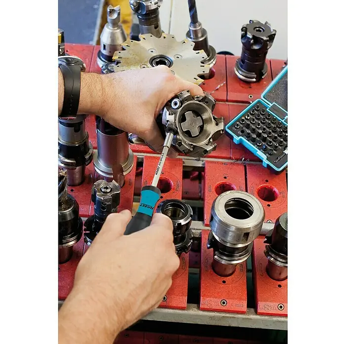 Hazet Bithalter 810SPC-6.3 - Länge: 210 mm, Magnetisch - Anwendungsbeispiel