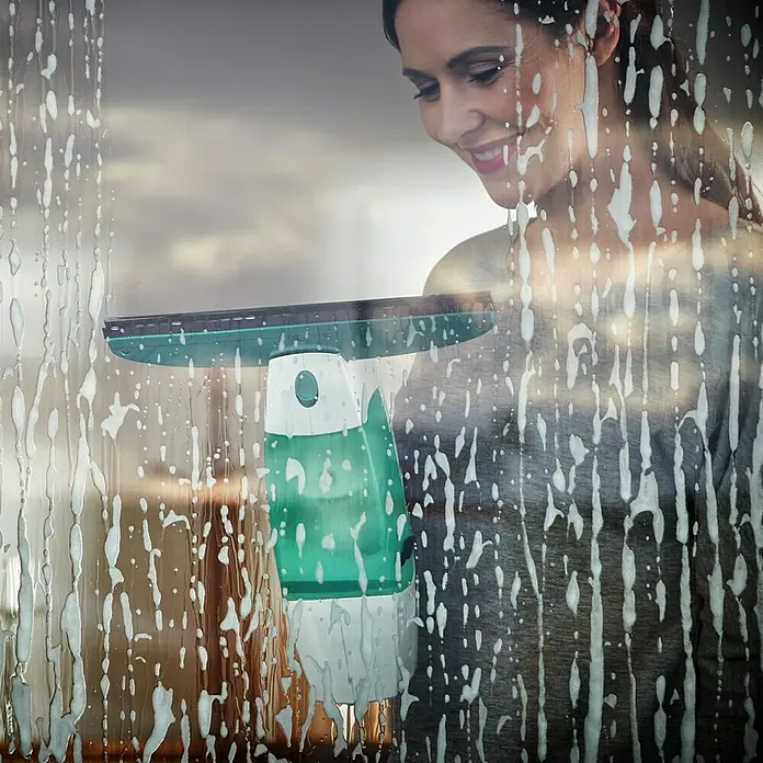 Leifheit Akku-Fenstersauger Dry & Clean - Flächenleistung: Bis 100 m²/Akkuladung, Ohne Zubehör - Anwendungsbeispiel